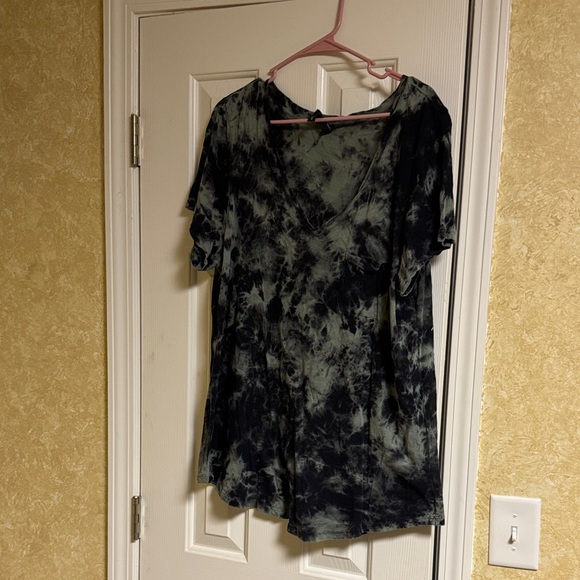 torrid Tops - Torrid Black and Gray Tie-Dye V-Neck Top